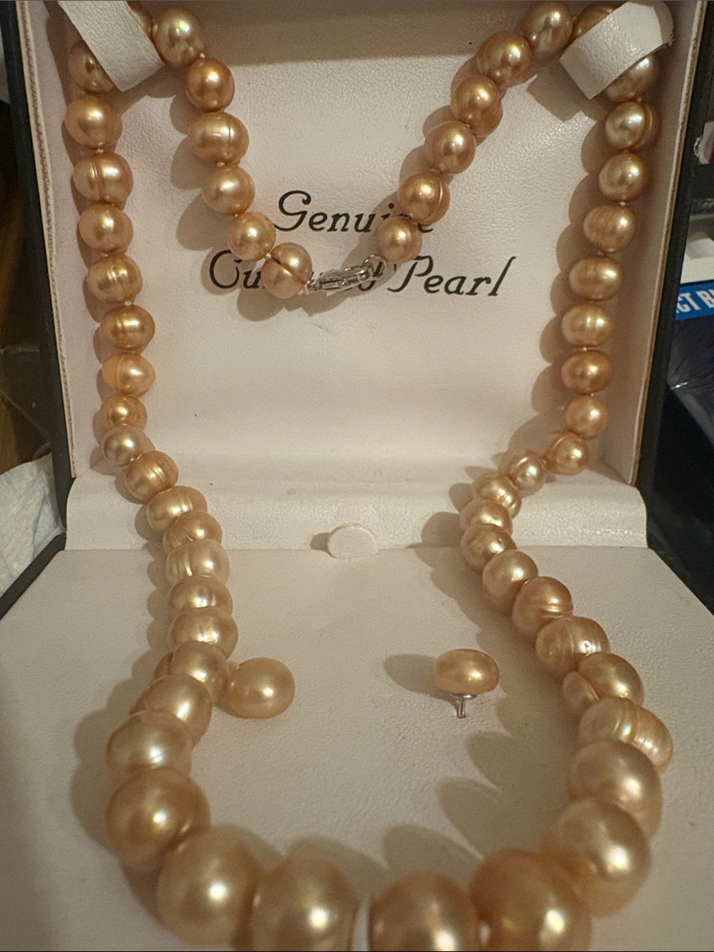A CLASSIC!!! Cultured pearl set w/ earrings